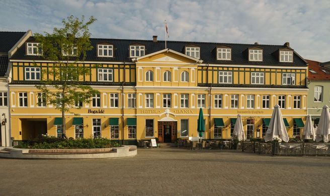 Dania Hotel Exterior