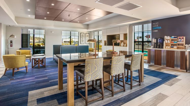 Holiday Inn Express & Suites Catoosa Lobby