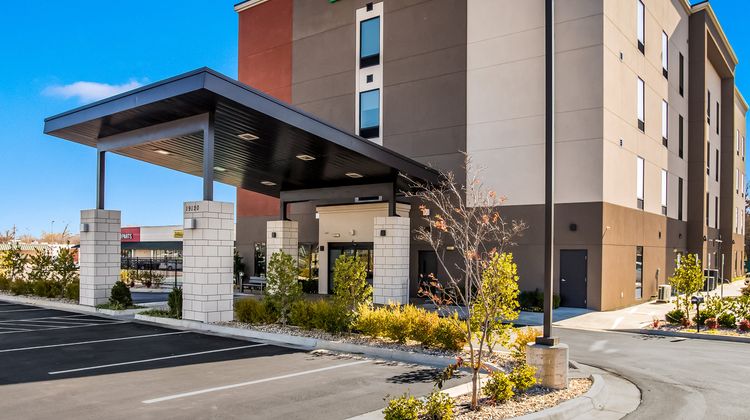 Holiday Inn Express & Suites Catoosa Exterior