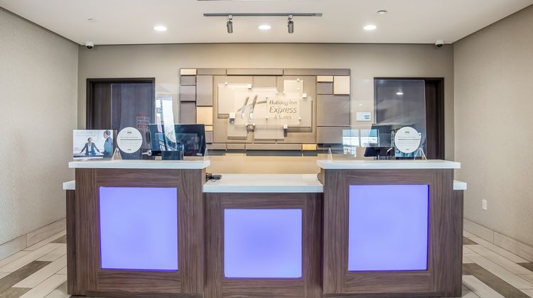 Holiday Inn Express & Suites Catoosa Lobby