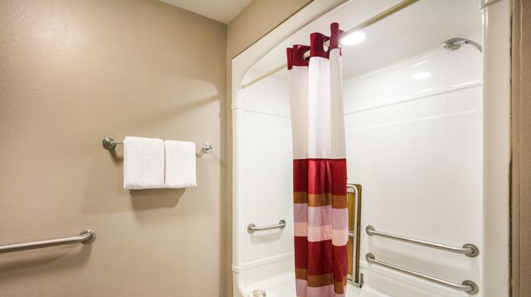 Red Roof PLUS+ Boston - Logan Room