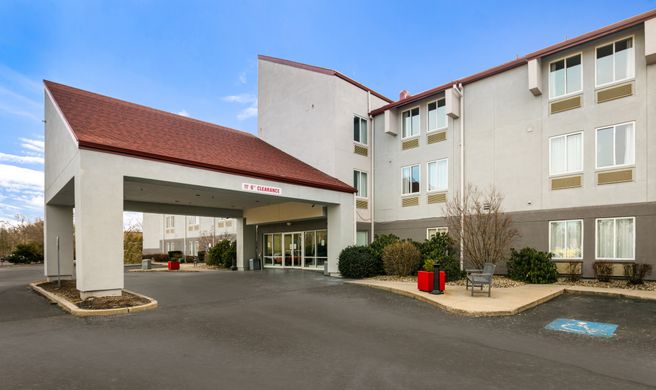 Red Roof PLUS+ Boston - Logan Exterior