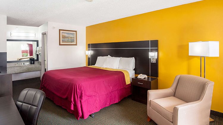 Magnuson Hotel Bradenton Room