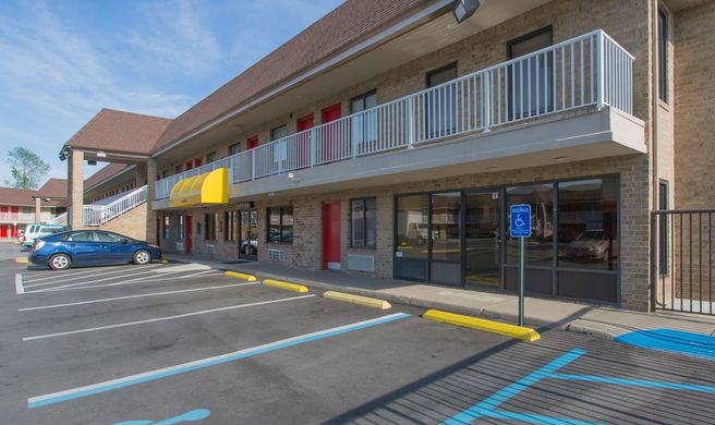 Studios & Suites 4 Less Battlefield Blvd Exterior