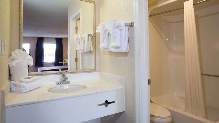 Studios & Suites 4 Less Battlefield Blvd Room