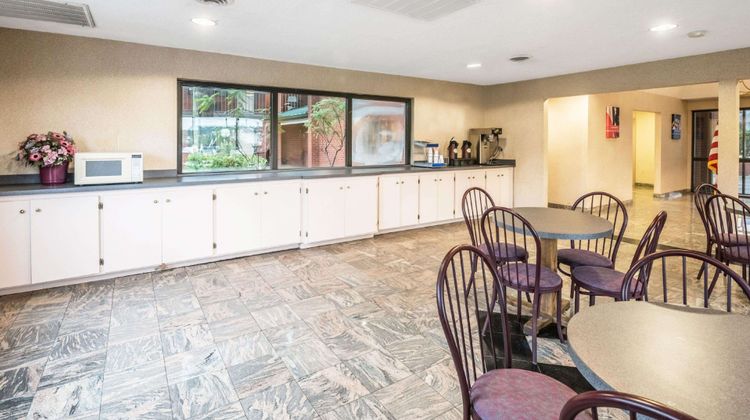 Studios and Suites 4 Less Emporia Lobby