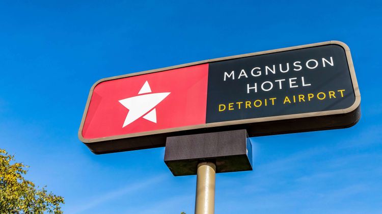 Hotel Detroit Airport Exterior