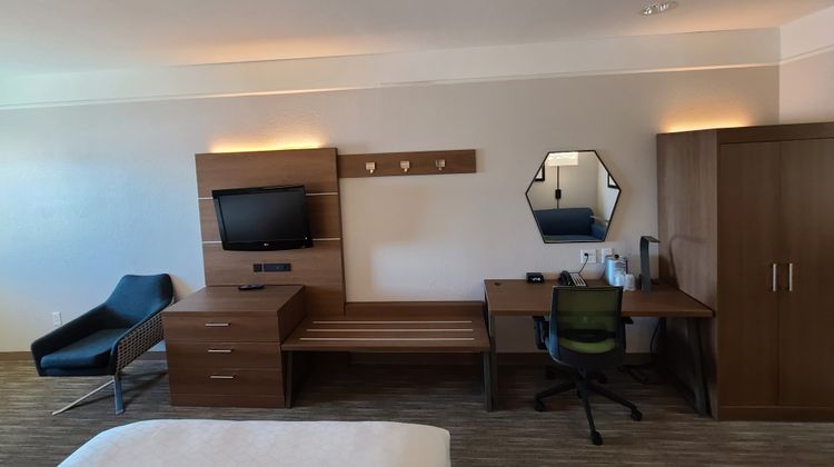Holiday Inn Express & Suites Galveston W Suite