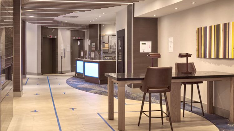 Holiday Inn Express Vancouver Metrotown Exterior