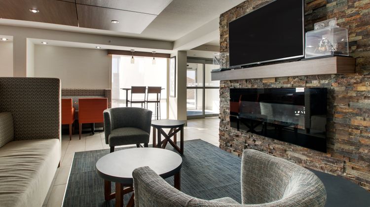 Holiday Inn Express & Suites Wapakoneta Lobby