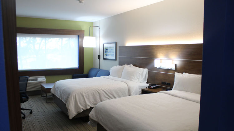 Holiday Inn Express & Suites Latta Suite