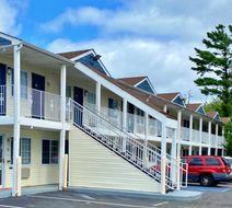 Scottish Inns & Suites Exterior