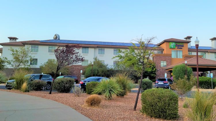 Holiday Inn Express Hotel & Suites Exterior