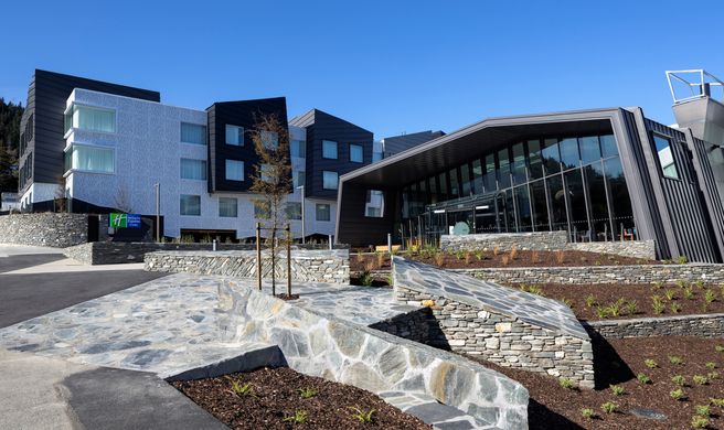 Holiday Inn Express & Suites Queenstown Exterior