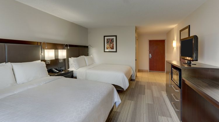 Holiday Inn Express & Suites Room