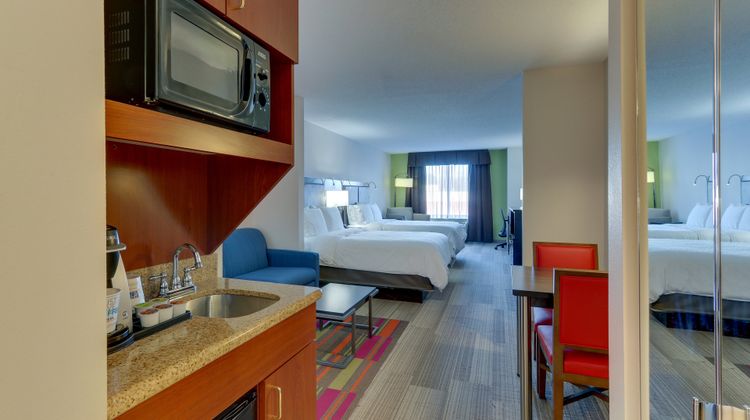 Holiday Inn Express & Suites Suite