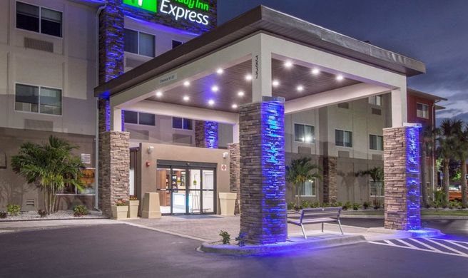 Holiday Inn Express Naples South Exterior