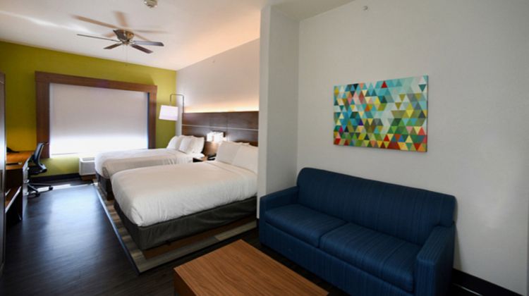 Holiday Inn Express & Suites Suite