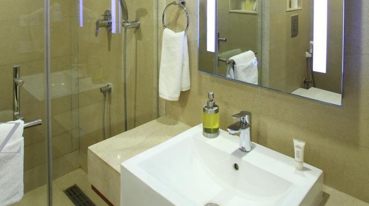 Abu Sarovar Portico Room