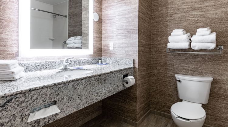 Holiday Inn Express & Suites Room