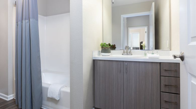 <b>AVE Emeryville at Bay Street Hotel Room</b>. Images powered by <a href="https://www.leonardoworldwide.com/" title="Leonardo Worldwide" target="_blank">Leonardo</a>.