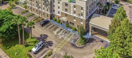 Holiday Inn Express Exterior