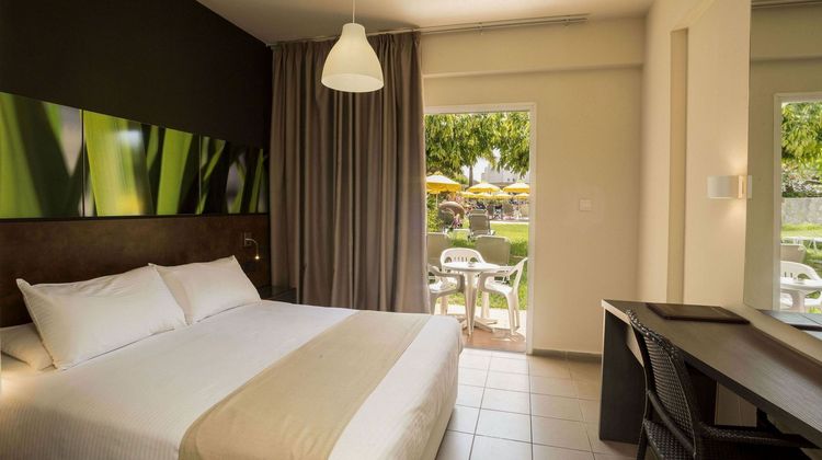 Mayfair Gardens Room