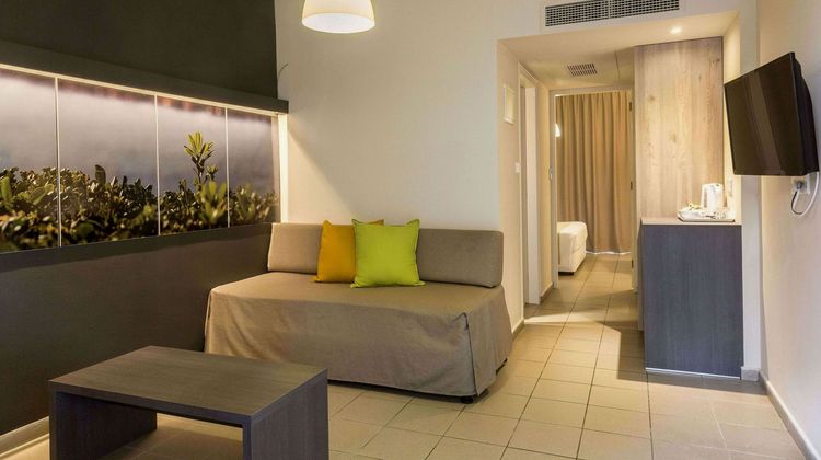 Mayfair Gardens Room