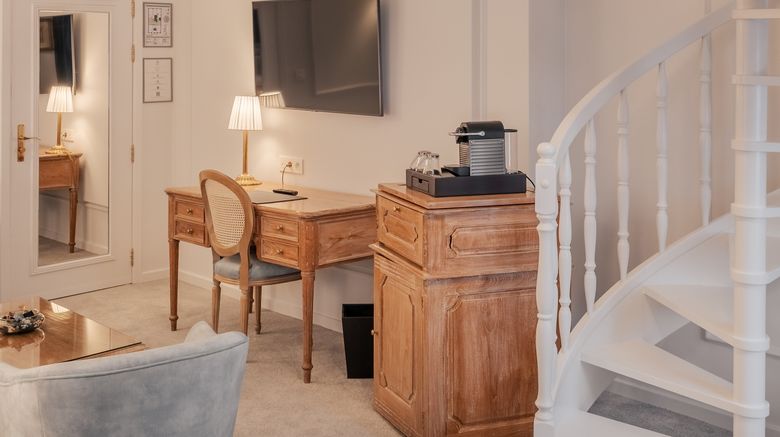 <b>Manos Stephanie Hotel Suite</b>. Images powered by <a href="https://www.leonardoworldwide.com/" title="Leonardo Worldwide" target="_blank">Leonardo</a>.