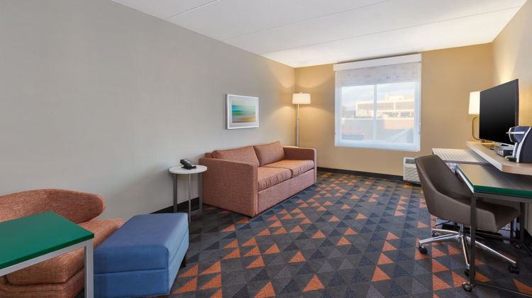 Holiday Inn Westbury Long Island Suite