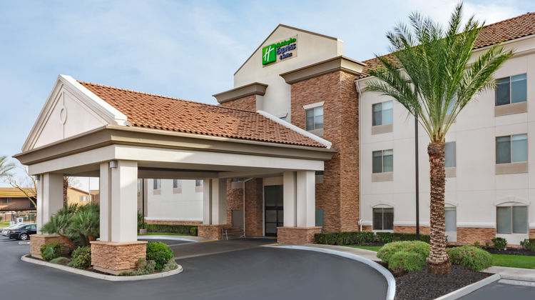 Holiday Inn Express & Suites Merced Exterior