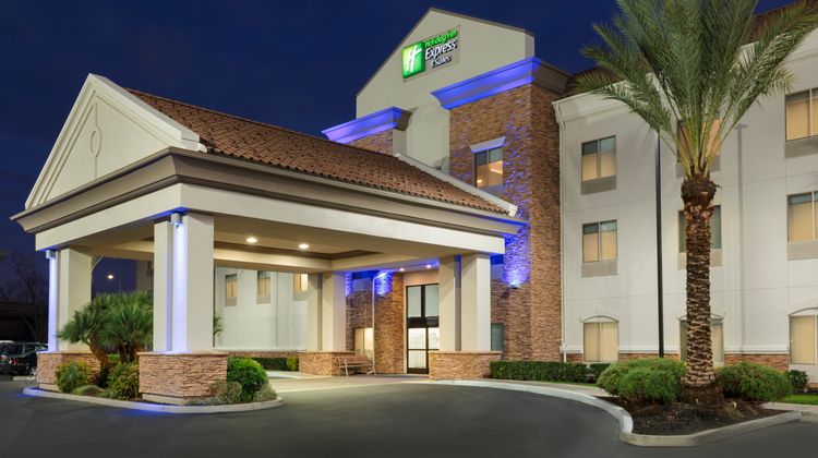 Holiday Inn Express & Suites Merced Exterior