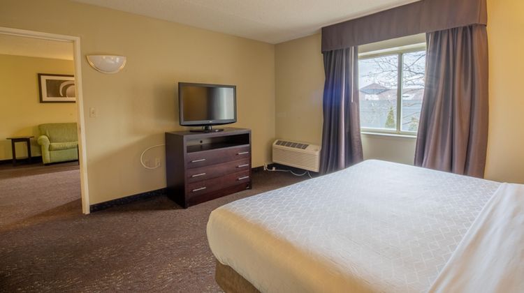Holiday Inn Express & Suites Airport Room