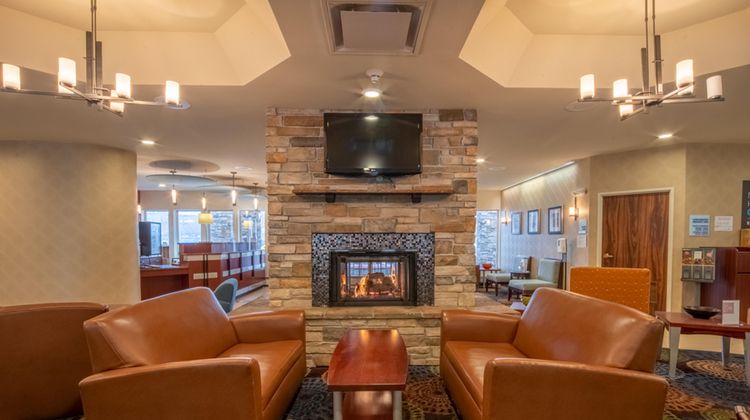 Holiday Inn Express & Suites Airport Lobby