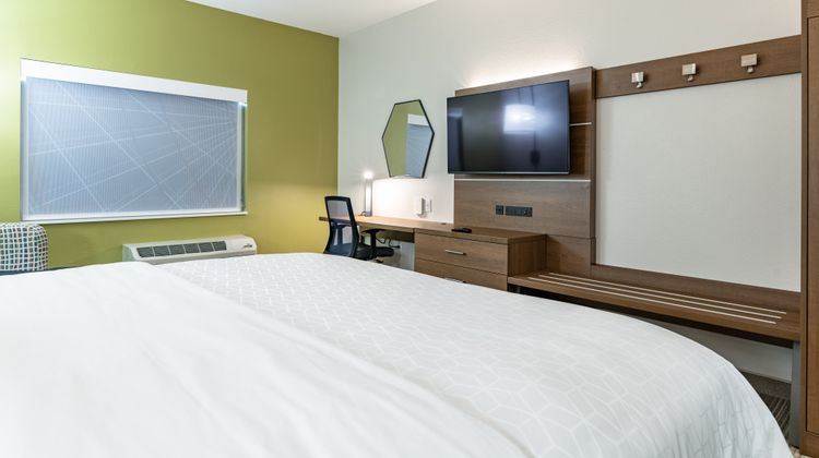 Holiday Inn Express & Suites Moundsville Room