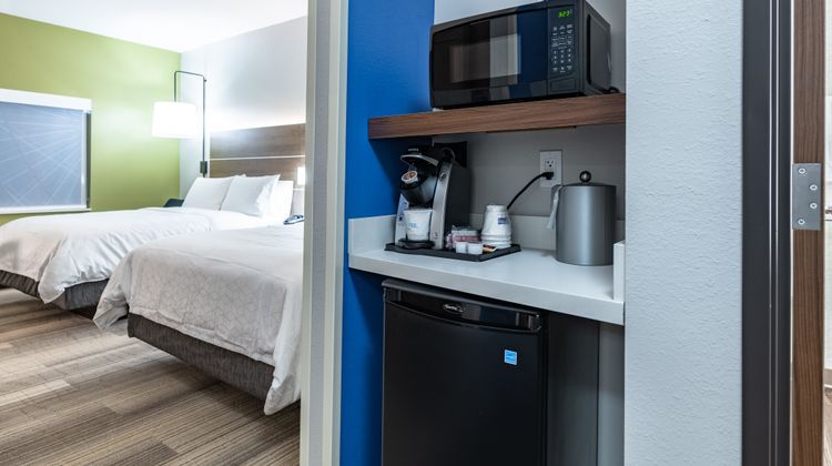 Holiday Inn Express & Suites Moundsville Suite