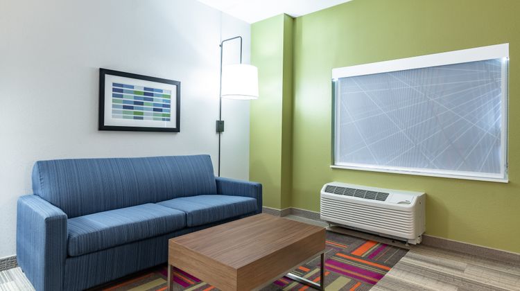 Holiday Inn Express & Suites Moundsville Room