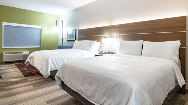 Holiday Inn Express & Suites Moundsville Suite