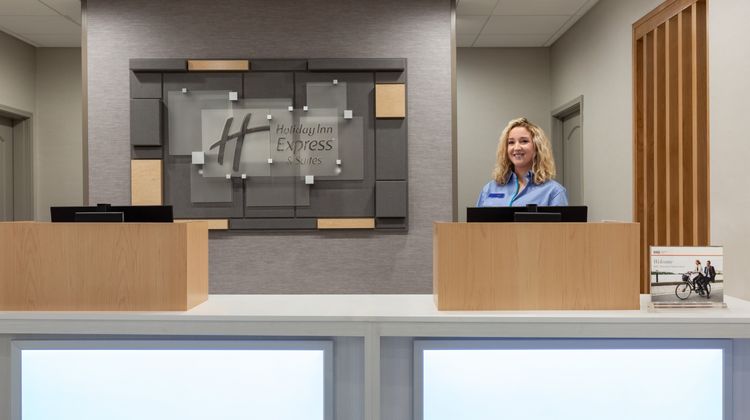 Holiday Inn Express & Suites Merced Lobby