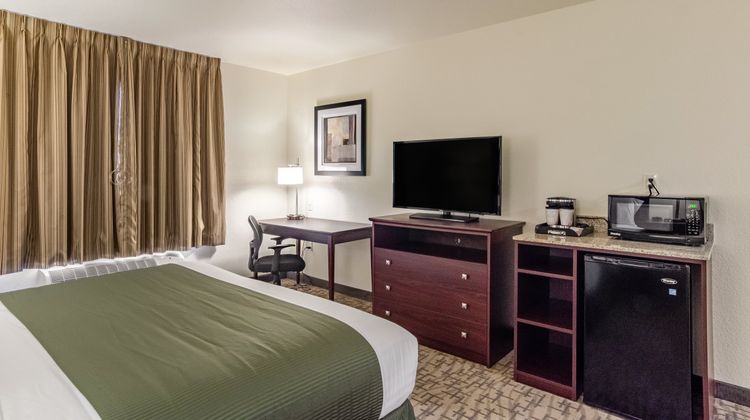 Cobblestone Inn & Suites Room