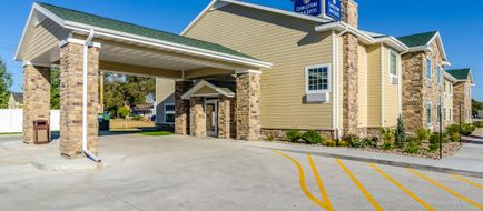 Cobblestone Inn & Suites Exterior