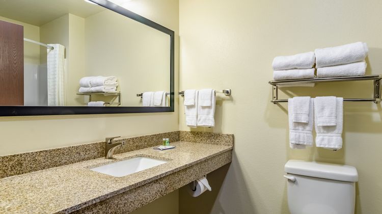 Cobblestone Inn & Suites Room