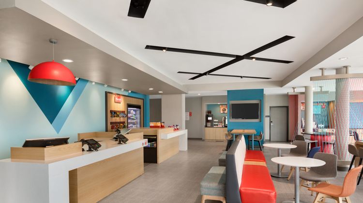avid hotel North Lobby