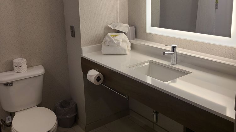 Holiday Inn Express Lordstown NewtonFall Room