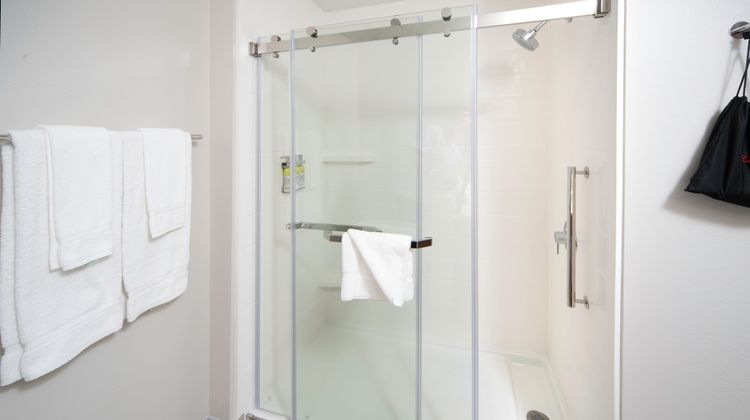Holiday Inn Express & Suites Airport Room