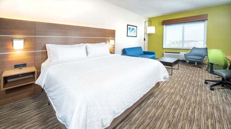 Holiday Inn Express & Suites Airport Room