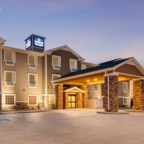 Cobblestone Hotel & Suites