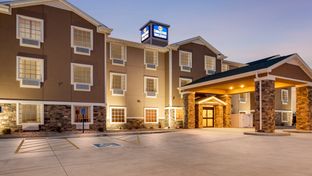 Cobblestone Hotel & Suites