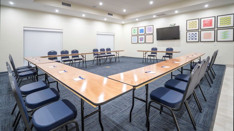 Holiday Inn Express & Suites Airport Meeting