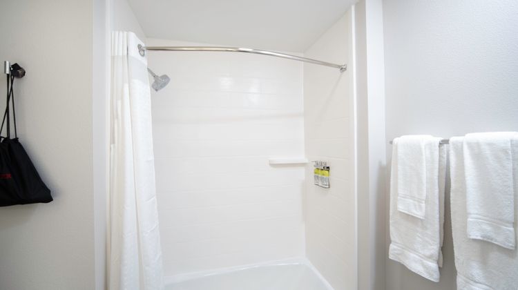 Holiday Inn Express & Suites Airport Room